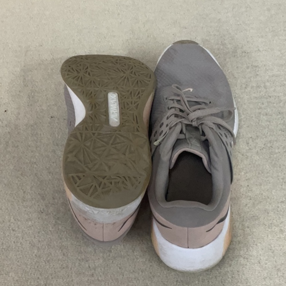 EUC Woman’s Nike sneakers - Picture 5 of 6
